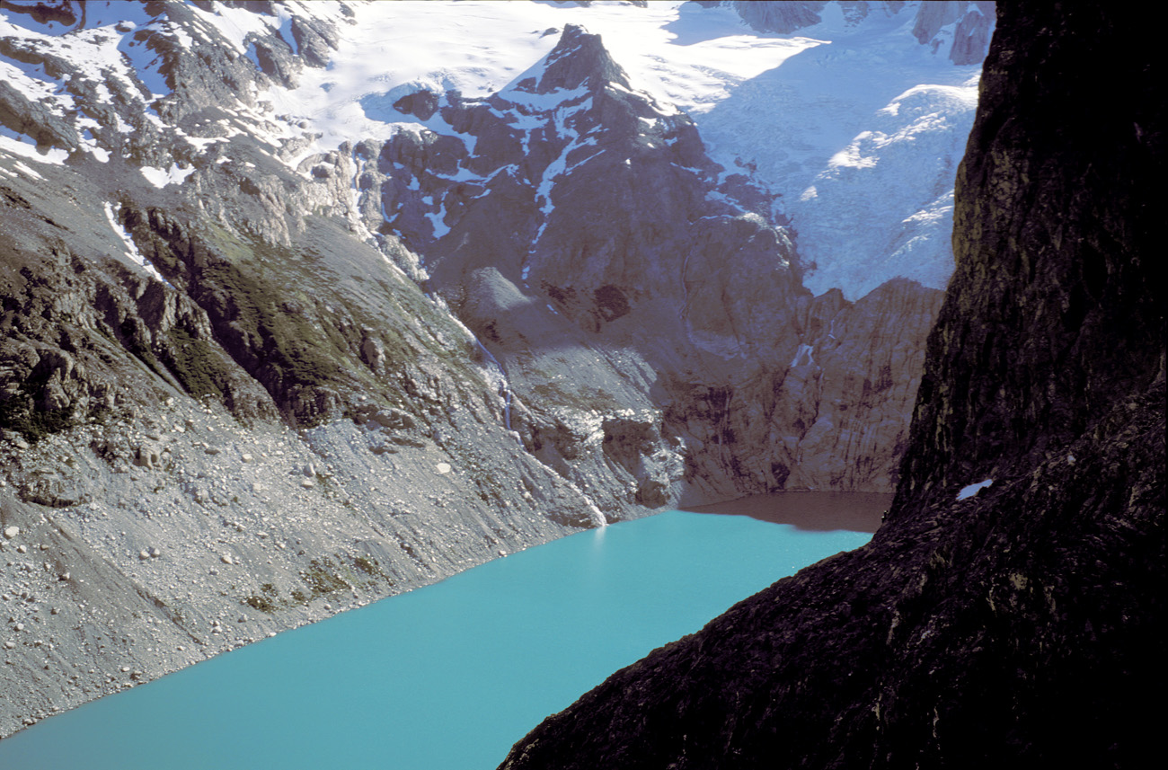 pat_221 lag sucia.jpg - Argentine, Fitz Roy, décembre 2002 : Laguna Sucia vue plongeante, 400 m plus bas, sur cette petite lagune émeraude,  depuis l'échancrure qui sert d'exutoire à la Laguna de Los Tres Velvia 50